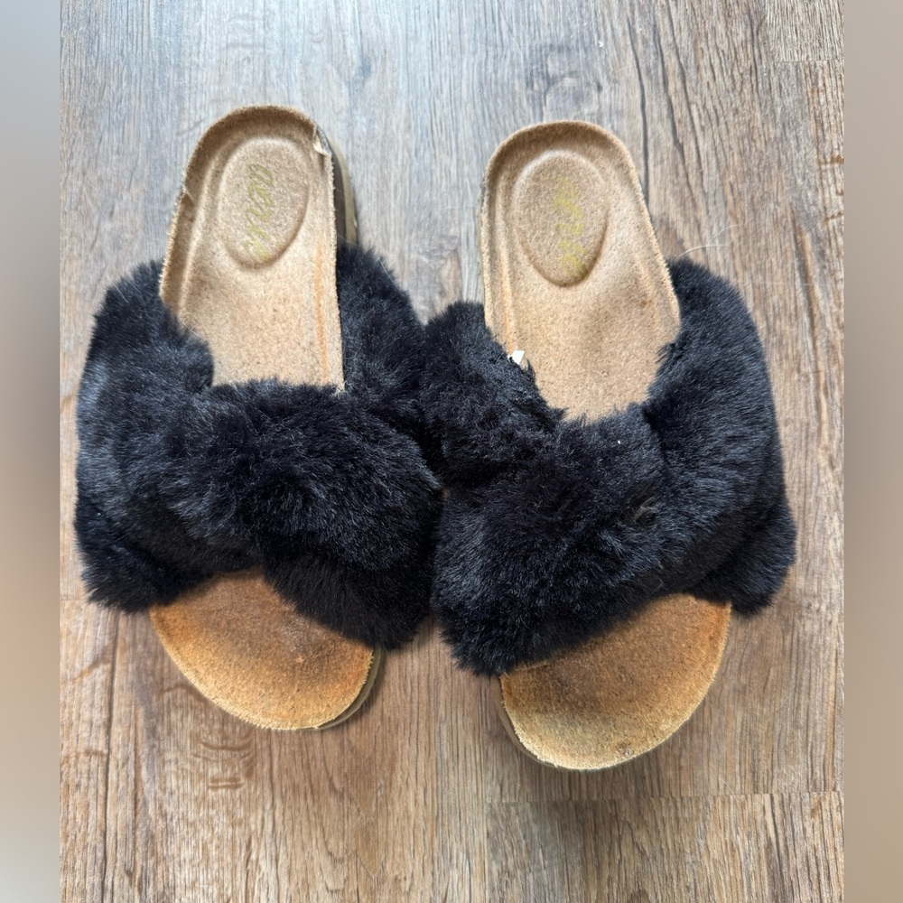 Aerie Black Fuzzy Slippers